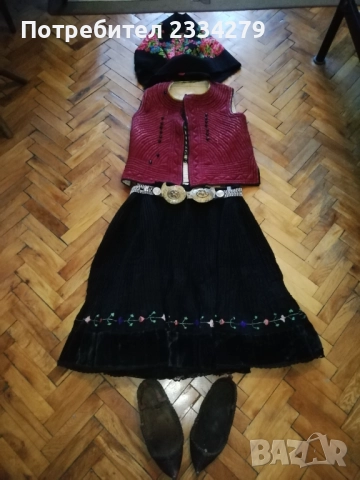 Стар пищимал-пола, женски елек, кърпи-забрадки за глава. 