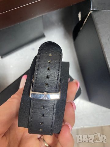 Дамски часовник Armani, снимка 4 - Дамски - 39606114