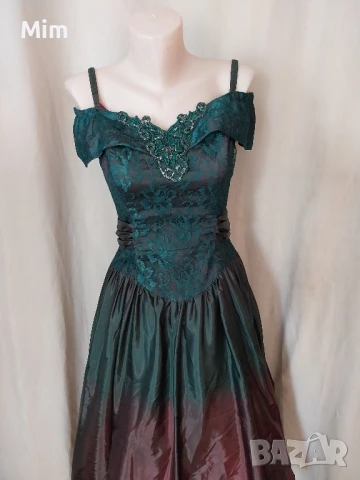 STEPPIN' OUT Paris M Официална рокля в маслено зелена в преливащи цветове , снимка 2 - Рокли - 50856905