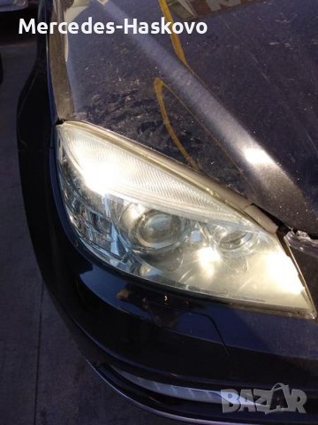 Десен ксенонов фар за W204 в отлично състояние.