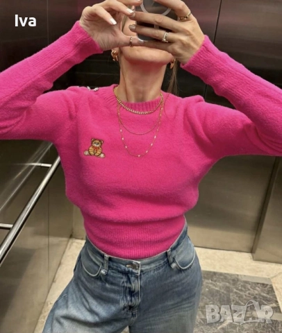 Розова пухкава зимна блуза с емблема мече, размери