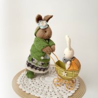 Зайче с рокля, детска играчка ръчна изработка, плетени играчки, подарък за дете, плетено зайче , снимка 5 - Други - 43143936