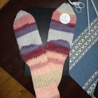 Детски ръчно плетени чорапи , снимка 2 - Чорапи - 35209279