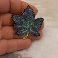 Брошка "Синьо листо", снимка 2 - Колиета, медальони, синджири - 43824401