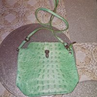 Зелена чанта от естествена кожа, снимка 1 - Чанти - 38639204