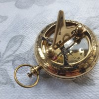 Бронзов компас с слънчев часовник , снимка 1 - Романтични подаръци - 43051919