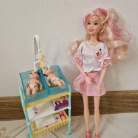 Дървена къща за кукли с кукли и аксесоари  Barbie, снимка 9 - Кукли - 43908519
