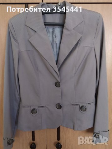 Продавам костюм с панталон.