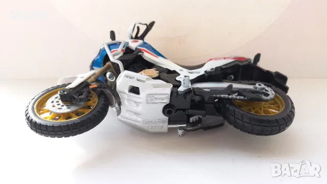 Мотор HONDA Afrika Twin Adventure Bburago 1:18, снимка 5 - Колекции - 48101320