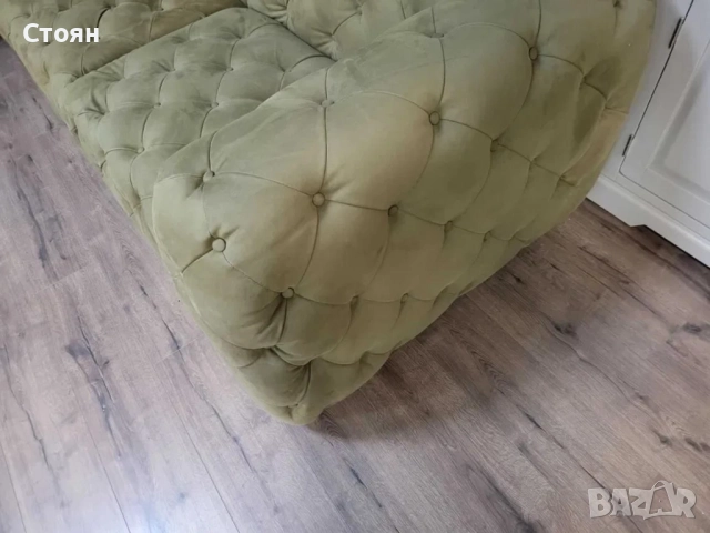 Зелен комплект дивани от плат набук две тройки тип Честърфийлд, снимка 3 - Дивани и мека мебел - 51956009