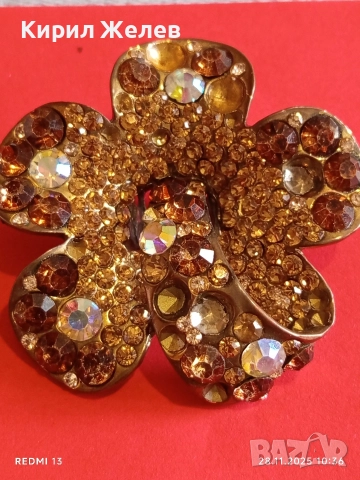 Винтидж брошка с флорален мотив обсипана с кафяви и цветни кристали Hollycraft 52173, снимка 4 - Колиета, медальони, синджири - 52570529