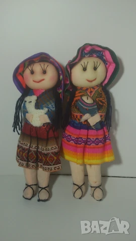 Две кукли, държащи агънце и бебе