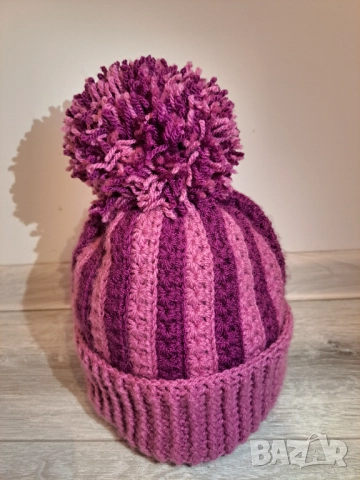 Ръчно плетена шапка двуцветна модел снежинки