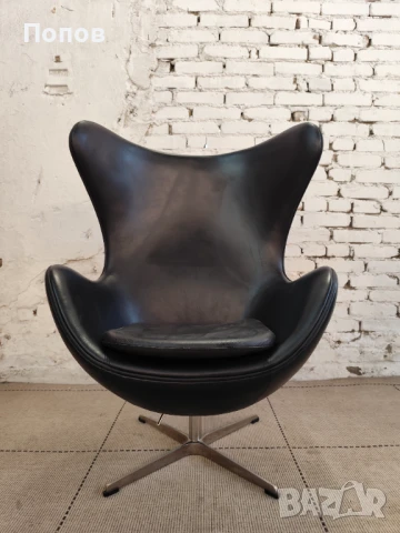 Стол тип „яйце“ от Арне Якобсен за Фриц Хансен