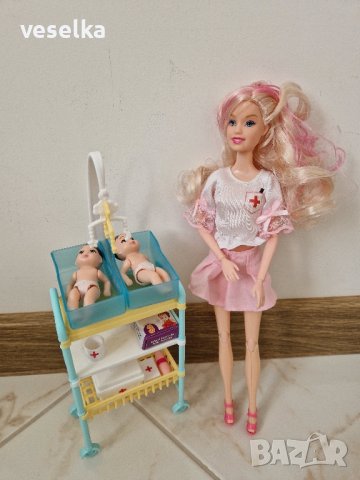 Дървена къща за кукли с кукли и аксесоари  Barbie, снимка 9 - Кукли - 43908519