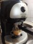 Кафемашина Делонги с ръкохватка с крема диск, работи отлично и прави хубаво кафе с каймак , снимка 1 - Кафемашини - 43831196