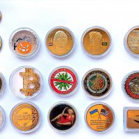 Сувенирни монети Биткоин Тръмп Хелоуин Кройф Бийтълс Титаник, снимка 1 - Нумизматика и бонистика - 37568003