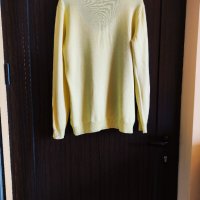 Патешко жълт пуловер с остро деколте , снимка 2 - Блузи с дълъг ръкав и пуловери - 34912445