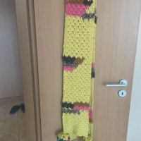 Продава дълъг ръчно плетен жълт шал на ЗАРА.НОВ, снимка 1 - Шалове - 43140649
