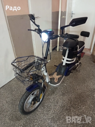 Електрически скутер с подаръци 