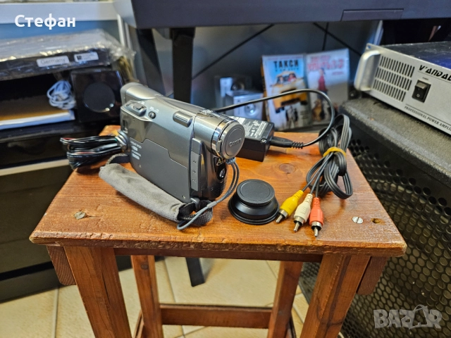 Видeoкамера Canon MV880X E Работеща отлично, в много добро визуално състояние, има зарядно. Батерият, снимка 3 - Камери - 51977337