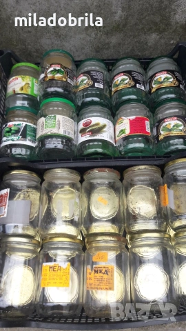 Стъклени буркани, различни с винтови капачки 