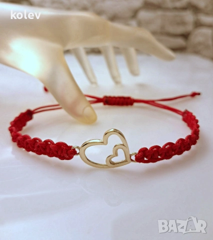 Гривна червен конец с две златни сърца, едно в друго, за споделена обич, снимка 2 - Гривни - 53415893