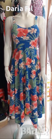 Асиметрична синя рокля в тропически принт розови цветя
