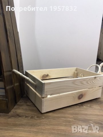 Средна декоративна дървена щайга с дръжки от конопено въже