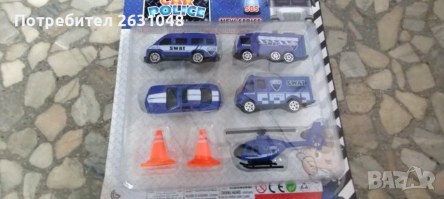 детски играчки полицейски коли на картон 