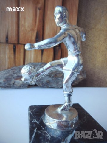 Статуетка футболист , мраморна основа , снимка 2 - Статуетки - 28410138