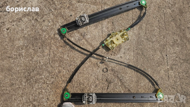 Заден ляв механизъм за стъклото audi q7 , снимка 3 - Части - 51637363