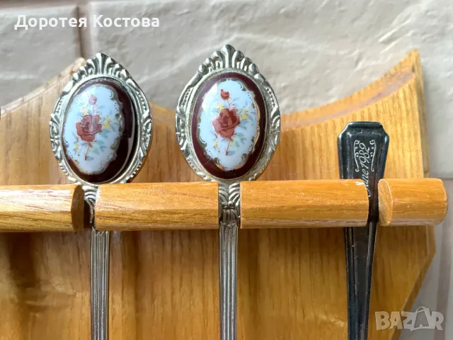 Красиви лъжички за чай/кафе с дървена стойка за стена от Англия, снимка 3 - Антикварни и старинни предмети - 50234604