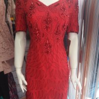 УНИКАЛНО КРАСИВА червена рокля, цялата обшита с червени перлички и синци , снимка 1 - Рокли - 27254367