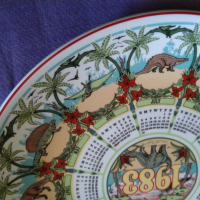 Чиния порцелан маркова Wedgwood porcelain the age of reptiles Calendar plate Thirteenth series 1983г, снимка 8 - Декорация за дома - 36558470