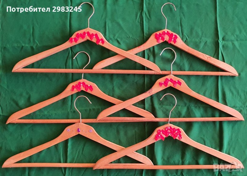 Комплект от 6 броя дървени декорирани закачалки за дрехи , снимка 1
