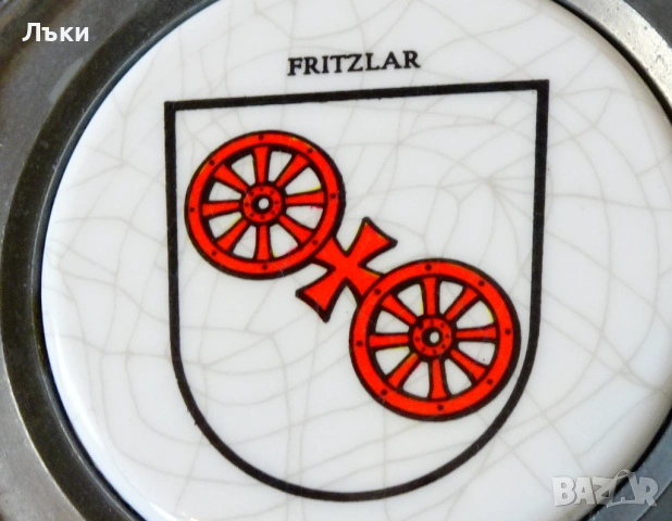 Калаена чиния с рисуван порцелан Лъв,Колело на каруца. , снимка 2 - Антикварни и старинни предмети - 53404702