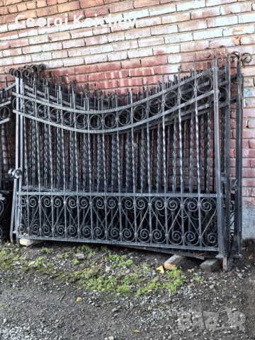 оградни пана ковано желязо масивни ; портал с колони и наземни фенери