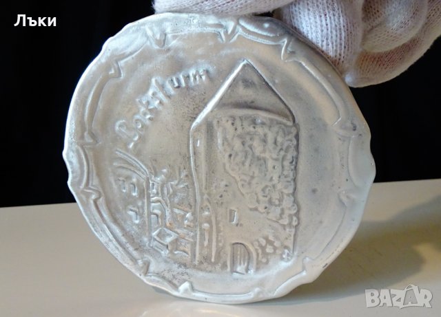 Чиния от калай,релефно изображение на Наблюдателна кула. , снимка 2 - Антикварни и старинни предмети - 32573970