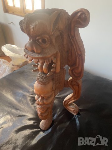 Голяма ,масивна статуетка