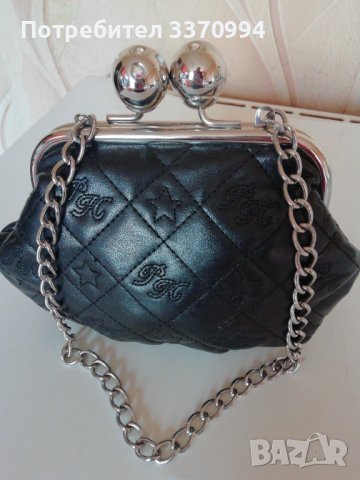 Елегантна маркова чантичка на Paris Hilton