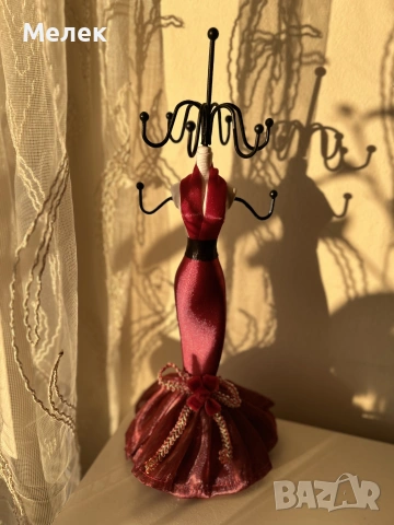 Стойка за бижута 