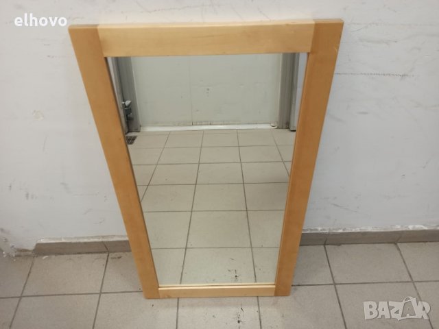 Огледало в дървена рамка