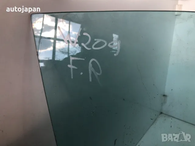 Предно дясно стъкло Мерцедес цлк в209, снимка 2 - Части - 47798313