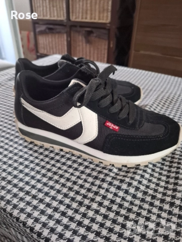 Дамски маратонки Levi's 37номер 40лв, снимка 2 - Маратонки - 52442643