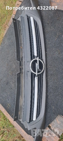 Решетка с емблема от Опел Виваро / Opel Vivaro 2.5 CDTI 135 к.с