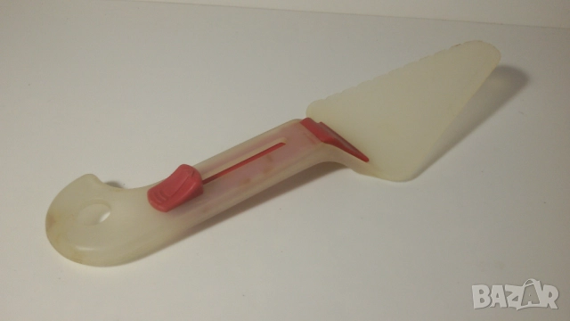Ретро пластмасова шпатула за торти и подобни неща, с механизъм за избутване, снимка 2 - Антикварни и старинни предмети - 51708936