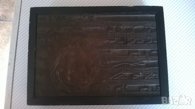 стара дървена кутия 