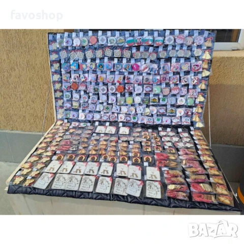 Търговска маса заредена с мартеници, снимка 1