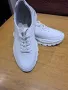 Продавам спортни бели обувки/маратонки/, естествена кожа отвън и вътре. Неразличими от нови, снимка 2